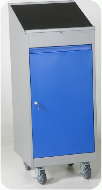 Skrivepult og skab til vrkstedet