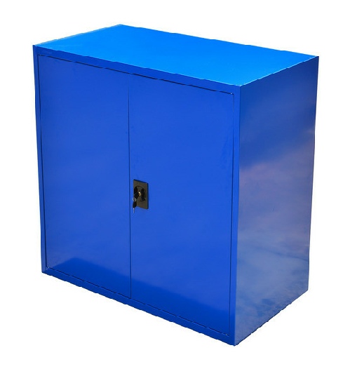 Stålskab i lav udførelse. Med lås og 4 hylder. 2 farver  og 2 størrelser